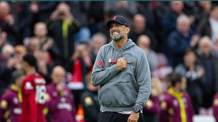 Pelatih Liverpool, Juergen Klopp, saat melihat pemainnya dari samping lapangan