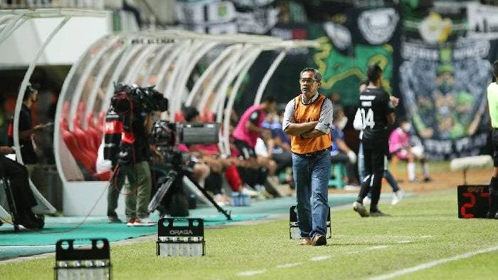 Pelatih Persebaya Aji Santoso saat laga PSS Sleman vs Persebaya Surabaya