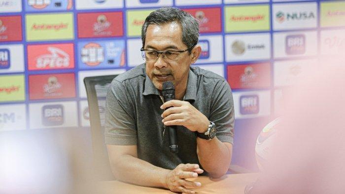 Pelatih Persebaya Surabaya, Aji Santoso 'diistirahatkan' setelah tiga pekan tidak maksimal di Liga 1 2023/2024. www.persebaya.id