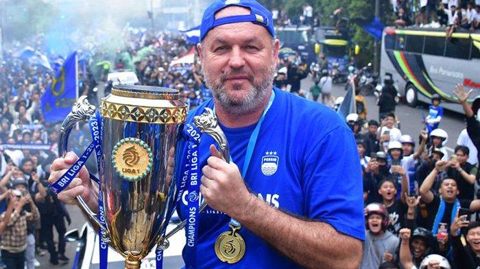 Pelatih Persib Bandung Bojan Hodak berpose bersama trofi juara Liga 1 2023/2024, Sabtu, 1 Juni 2026. Bojan Hodak Akhirnya Pamit Meninggalkan Persib Bandung Usai Antar Juara Liga 1 2023/2024