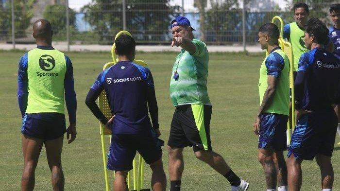 Pelatih Persib Bandung Bojan Hodak (tengah) memberikan arahan kepada pemain saat memimpin latihan di Stadion Sidolig, Bandung, Selasa (12/9/2023).