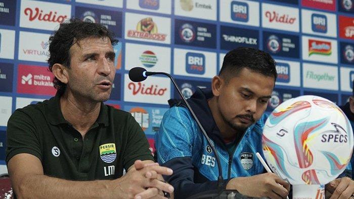 Pelatih Persib Bandung Luis Milla ketika memberikan press conference usai pertandingan di Liga 1 2023/2024 belum lama ini. 2 Calon Suksesor Luis Milla di Kursi Pelatih Persib Bandung, Mantan Ini Beri Kode Atau Paul Munster?
