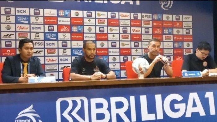 Pelatih Persija Jakarta, Thomas Doll bersama dengan kapten Andritany Ardhyasa saat sesi konferensi pers usai laga kontra PSM Makassar di SUGBK, Senayan, Jakarta, Senin 3 Juli 2023.