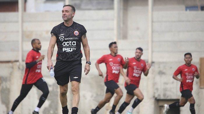 Pelatih Persija Jakarta, Thomas Doll, dalam sesi latihan bersama pemain Macan Kemayoran