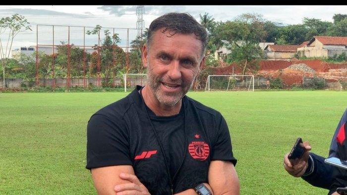 Pelatih Persija Jakarta Thomas Doll, saat mengikuti latihan rutin di Nirwana Park