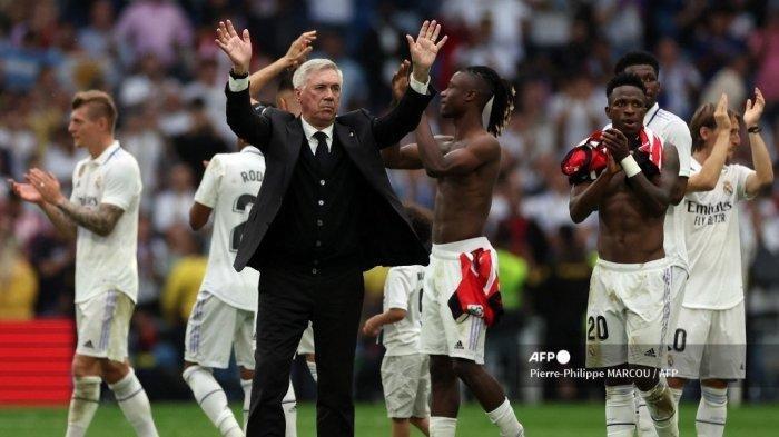 Pelatih Real Madrid asal Italia Carlo Ancelotti melambai bersama para pemain di akhir pertandingan sepak bola Liga Spanyol antara Real Madrid CF dan Athletic Club Bilbao di stadion Santiago Bernabeu di Madrid pada 4 Juni 2023. Pierre-Philippe MARCOU /AFP