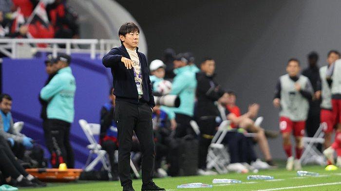 Pelatih Timnas Indonesia Shin Tae-yong terlihat mengamati para pemainnya di laga pertama kontra Irak di Piala Asia 2023