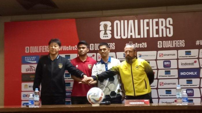 caption: Pelatih Timnas Indonesia, Shin Tae-yong, Asnawi Mangkualam, pelatih Brunei Darussalam Brunei Mario Rivera dan kapten Hendra Azam foto bersama usai pre-match conference di Media Center SUGBK, Senayan, Jakarta, Rabu 11 Oktober 2023.
