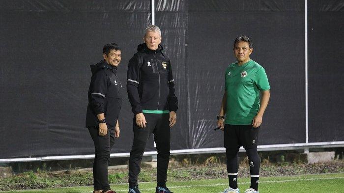 Pelatih Timnas U17 Indonesia, Bima Sakti (paling kanan) bersama direktur teknik Timnas Indonesia dan Indra Sjafri baru-baru ini.