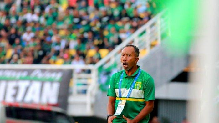 Pelatih Persebaya Surabaya Uston Nawawi saat laga pekan ke-11 Liga 1 2023-2024 melawan Borneo FC yang berakhir dengan skor 2-1 di Stadion Gelora Bung Tomo Surabaya, Minggu (3/9/2023) sore.