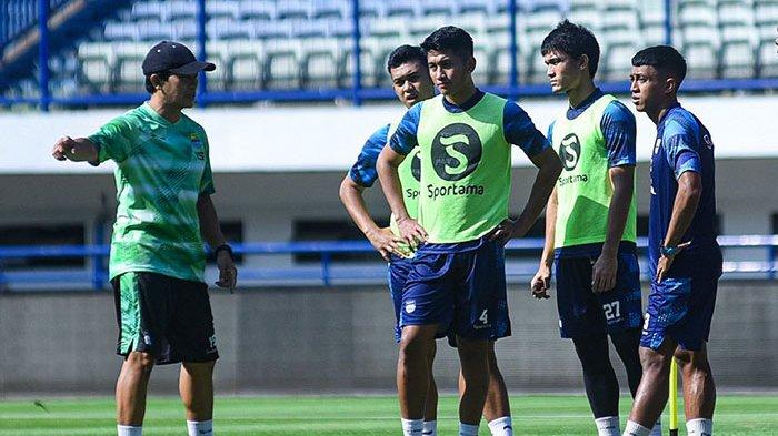 Pelatih sementara Persib Bandung, Yaya Sunarya terlihat memimpin skuad Maung Bandung setelah ditinggal pergi Luis Milla baru-baru ini. Jelang duel PSM vs Persib, Yaya Sunarya membeber tantangan yang harus dihadapinya meracik skuad tim.