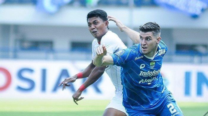 Pemain Arema FC Dedik Setiawan (kiri) dan pemain Persib Nick Kuipers saling adu badan di lapangan, pada pekan 19 Liga 1 Rabu (8/11/2023) di Stadion Gelora Bandung Lautan Api Instagram @aremafcofficial