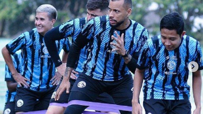 Pemain Arema FC Evan Dimas (paling depan) berlatih bersama rekannya di tim belum lama ini. Evan Dimas Berpeluang Out dari Arema FC di Bursa Transfer Paruh Musim, Persija & Persebaya Tertarik?