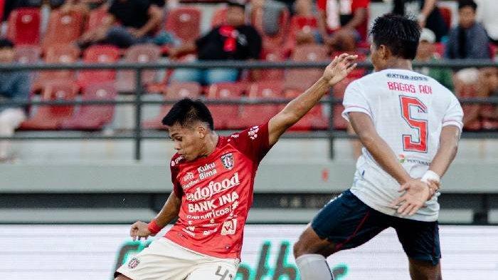 Pemain Bali United berhadapan dengan pemain Arema FC pada 4 Desember 2023.