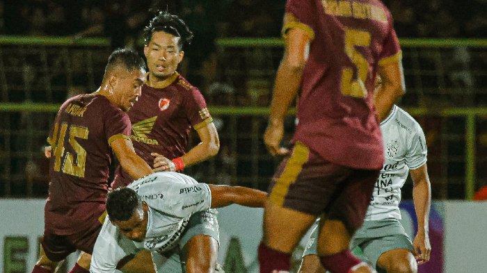 Pemain Bali United berjibaku dengan pemain PSM Makassar dalam leg kedua playoff Liga Champions Asia di Stadion BJ Habibie, Pare-pare.