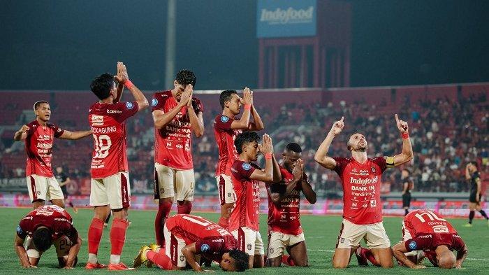 SELEBRASI – Para pemain Bali United melakukan selebrasi setelah Andhika Wijaya menceploskan gol ke gawang Persis Solo pada laga pekan ke-26 BRI Liga 1 2023/24 di Stadion Kapten I Wayan Dipta, Gianyar, Kamis (29/2) malam.