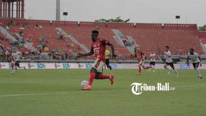 Pemain Bali United melancarkan serangan ke arah lini pertahanan PSS Sleman dalam laga perdana Liga 1 2023/2024 pada 1 Juli 2023 di Stadion Kapten I Wayan Dipta Gianyar, Bali.