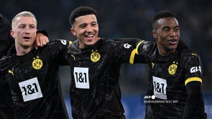 Pemain Borussia Dortmund Marco Reus, Jadon Sancho, dan Youssoufa Moukoko bereaksi setelah pertandingan Bundesliga melawan SV Darmstadt 98 di Darmstadt pada 13 Januari 2024