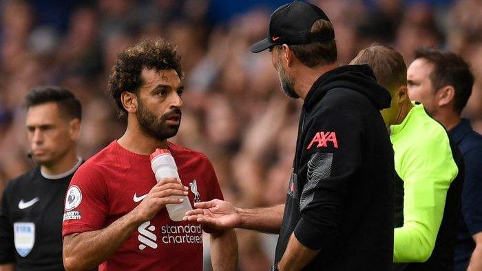 Pemain Liverpool, Mohamed Salah saat mendapatkan instruksi dari Jurgen Klopp di luar lapangan