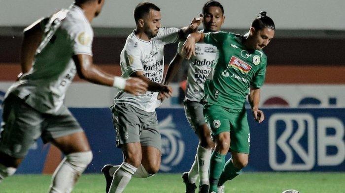Pemain PSS Sleman, Kim Jefri Kurniawan (kanan) saat melindungi bola dari kepungan pemain Bali United