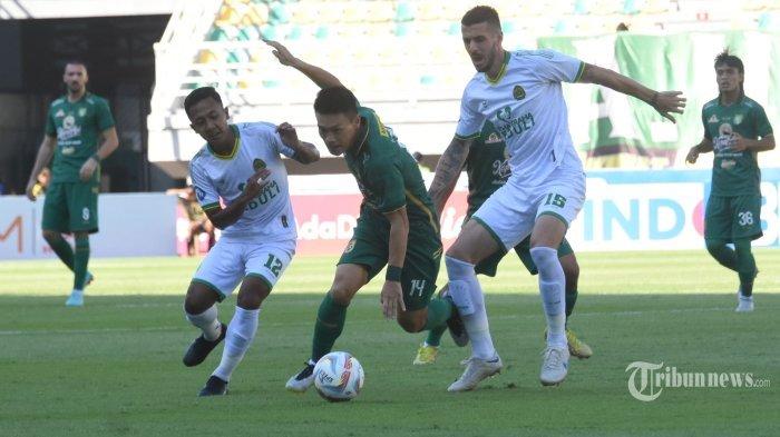 TERJEPIT - Pemain Persebaya Surabaya Sho Yamamoto (tengah) diapit dua pemain Persikabo 1973 Roni S (kiri) dan Kavacevic (kanan) pada laga yang berlangsung di Stadion Gelora Bung Tomo Surabaya, Jumat (4/8/2023).Akhir pertandingan Persikabo 1973 berhasil mengungguli Persebaya Surabaya dengan skor akhir 1-2. SURYA/HABIBUR ROHMAN