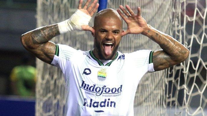 Pemain Persib Bandung David da Silva melakukan selebrasi setelah mencetak gol ke gawang Bhayangkara FC saat pertandingan Liga 1 2023/2024 di Stadion Patriot CandraBhaga, Bekasi, Sabtu (23/9). Pertandingan dimenangkan Persib Bandung dengan skor (2-1). deni denaswara/tribun jabar