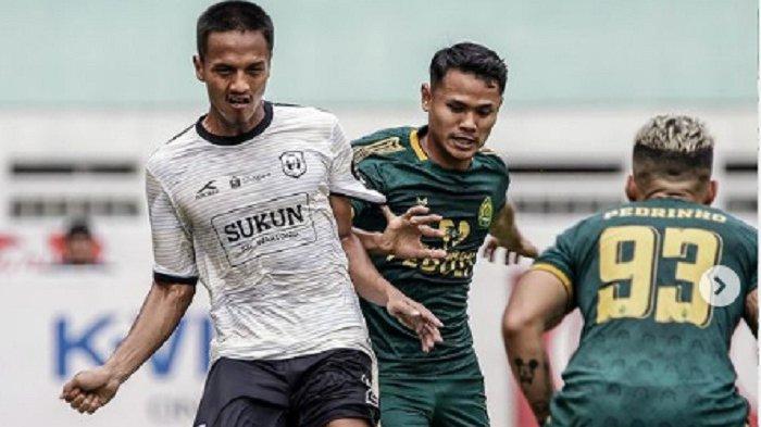 Pemain RANS Nusantara FC (kiri) ditempel ketat striker Persikabo 1973 Dimas Drajad di laga pekan 18 Liga 1 2023/2024 yang berakhir skor 2-1, Sabtu, 4 November 2023. Hot Klasemen Liga 1 2023/2024: RANS Nusantara Tumbang vs Persikabo, Persib & Bali United Diuntungkan