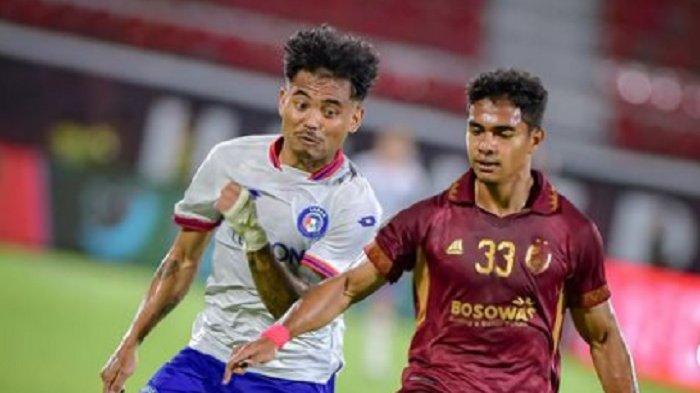 Pemain Sabah FA, Saddil Ramdhani (kiri) berusaha berebut bola dengan pemain PSM Makassar di laga kedua AFC Cup 2023 di Stadion Kapten I Wayan Dipta, Gianyar, Bali, 5 Oktober 2023. Sabah FA menang lewat skor mencolok 5-0 atas PSM. AFC Cup: Eks Pelatih Timnas Malaysia Puji Hattrick Asis Saddil Ramdani Kala Sabah FA Pecundangi PSM