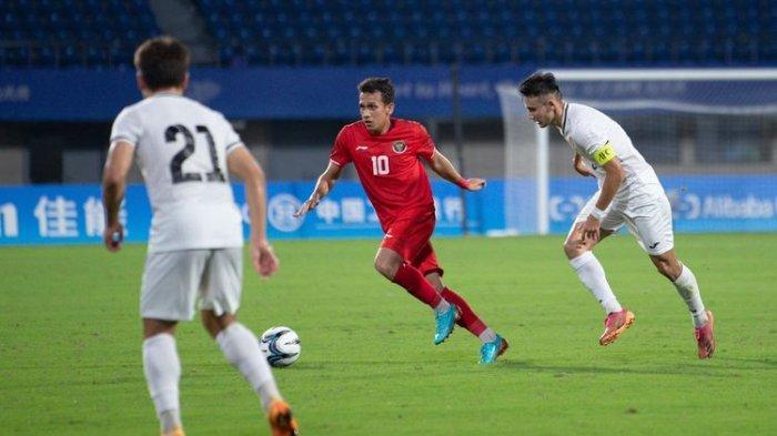Pemain Timnas U24 Indonesia Egy Maulana Vikri beraksi pada laga Grup F cabor sepak bola putra Asian Games 2022 vs Kirgistan