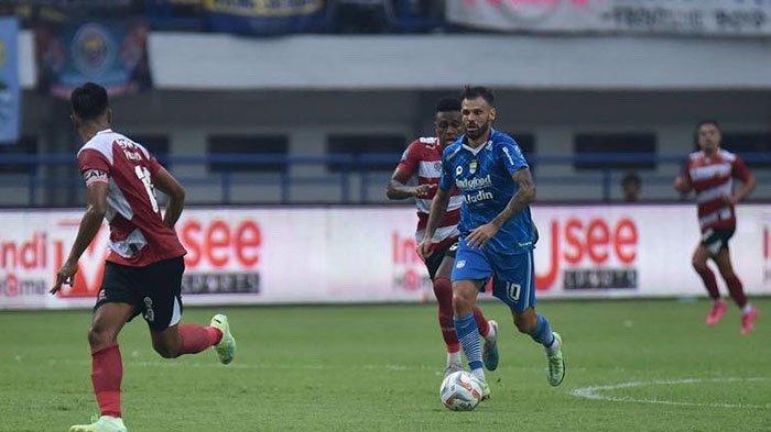 Pemain anyar Persib Bandung, Tyronne del Pino di laga melawan Madura United di Stadion GBLA, pada pekan pertama Liga 1 2023/2023, Minggu 7 Juli 2023. Sayang, di laga debutnya Tyronne del Pino berakhir kecewa setelah mendapat tekel dari pemain Madura United, ia dibekap cedera.