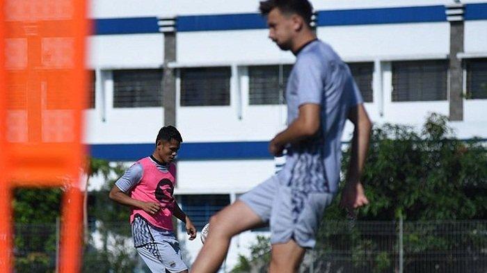 Pemain baru Persib Bandung Dimas Drajad dan Mateo Kocijian berlatih bersama di Stadion Persib, Senin, 15 Juli 2024.