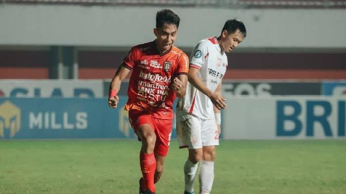 Pemain muda Bali United, I Made Tito Wiratama merayakan gol perdananya di ajang Liga 1 saat laga Bali United vs Persis Solo pada pekan ke-27 BRI Liga 1 2022/2023 di Stadion Maguwoharjo, Sleman, 27 Februari 2023.