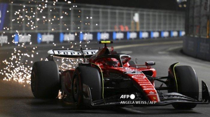 Pembalap Ferrari asal Spanyol Carlos Sainz Jr., balapan pada sesi latihan kedua Grand Prix Formula Satu Las Vegas pada 17 November 2023, di Las Vegas, Nevada.