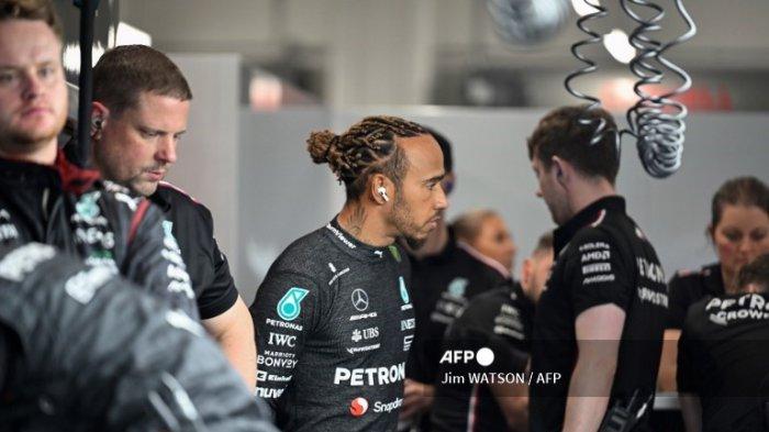 Pembalap Mercedes asal Inggris Lewis Hamilton (tengah) berjalan melewati garasi mobilnya jelang sesi latihan kedua Grand Prix Las Vegas pada 17 November 2023, di Las Vegas, Nevada.