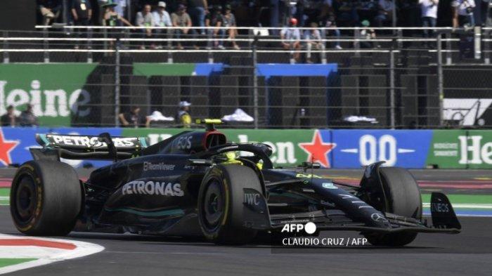 Pembalap Mercedes asal Inggris Lewis Hamilton balapan saat Grand Prix Formula Satu Meksiko di arena pacuan kuda Hermanos Rodriguez di Mexico City pada 29 Oktober 2023.