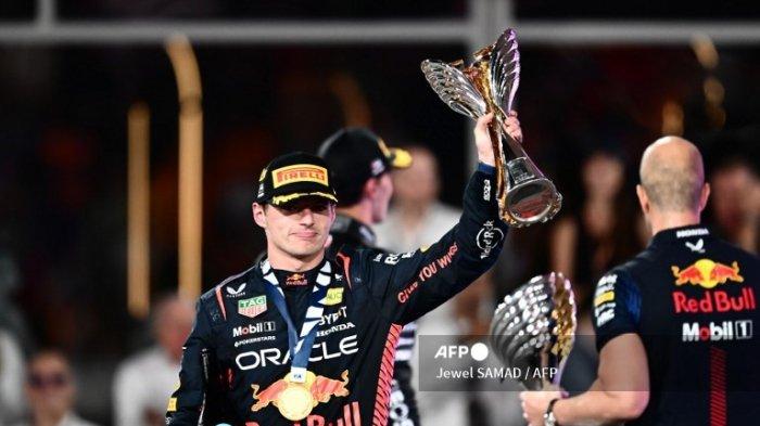Pembalap Red Bull Racing asal Belanda Max Verstappen merayakan dengan trofi di podium usai menjuarai Grand Prix Formula Satu Abu Dhabi di Sirkuit Yas Marina di kota Emirat pada 26 November 2023.