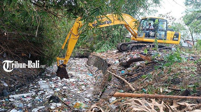 Pembersihan sampah di Tukad Teba, Desa Pemecutan Denpasar, Bali, Sabtu 19 Agustus 2023.