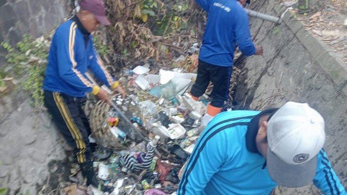 Pembersihan sampah di sungai yang mengalir melewati Kota Denpasar oleh patugas biru dari PUPR Kota Denpasar. Dalam Sehari, 25,42 Ton Sampah Dibersihkan dari 9 Sungai di Denpasar