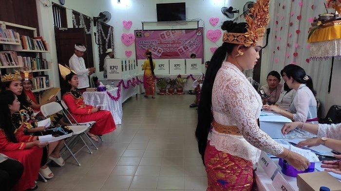 Pencoblosan Pemilihan Umum (Pemilu), Rabu, 14 Februari 2024 di Lembaga Pemasyarakatan (Lapas) Perempuan Kelas IIA Kerobokan, Badung sangat unik. Para Warga Binaan Pemasyarakatan (WBP) yang mempunyai hak suara atau melakukan pemilihan mengenakan ragam pakaian daerah di Indonesia.