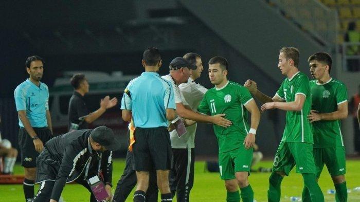Pencetak gol pertama Turkmenistan, Shamammet Hydyrow (tengah) saat melawan China Taipei dalam ajang Kualifikasi Piala Asia U23 di Stadion Manahan, Solo, Rabu (6/9/2023) malam. TRIBUNNEWS/Muhammad Nursina