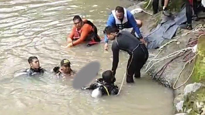 Tim Penyelam saat mengangkat jenazah Adi, bocah 13 tahun yang tenggal di di areal DAM Puskopad II, Tukad Demung, Perumahan Sanggulan, Banjar Sanggulan, Desa Banjar Anyar, Kecamatan Kediri, Kabupaten Tabanan pada Rabu 14 Februari 2024