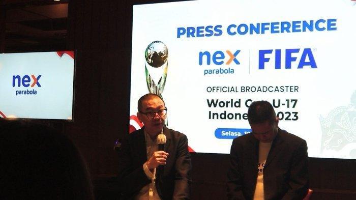 Pengamat sepak bola, Justinus Lhaksana (kiri), dalam konferensi pers Nex Parabola di Senayan, Jakarta, Selasa (18/7/2023). Tribunnews/Alfarizy