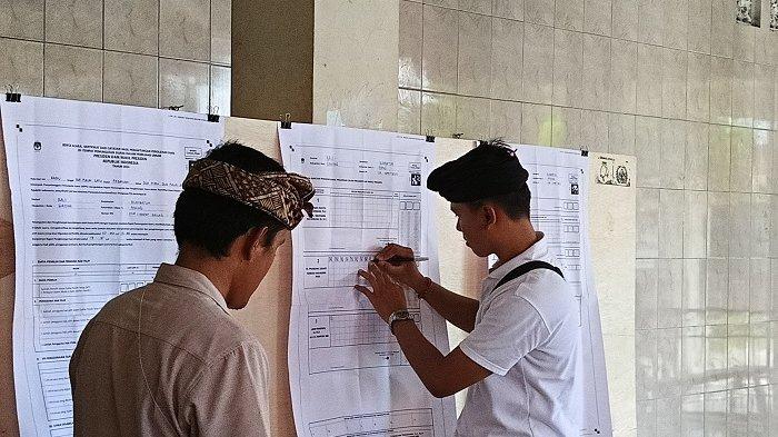Penghitungan suara dalam PSU di TPS 14 Desa Pering, Blahbatuh, Gianyar, Bali, Rabu 21 Februari 2024.