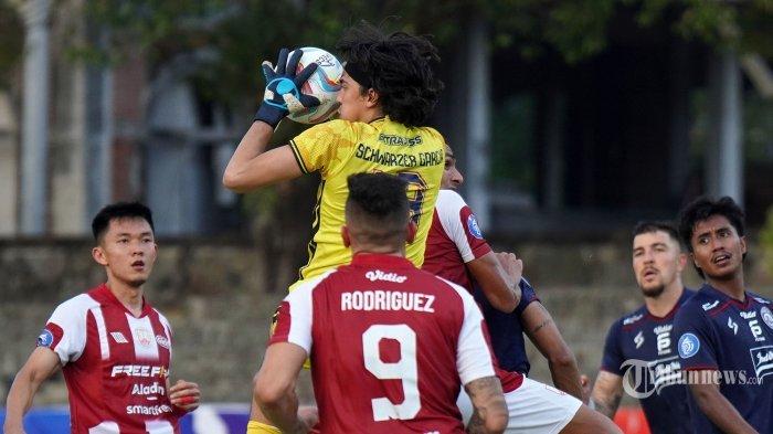 Penjaga gawang Arema FC, Julian Garcia Schwarzer (kiri) menangkap bola dalam lanjutan Liga 1 2023/2024 pekan 5 antara Persis Solo vs Arema FC di Stadion Sriwedari, Solo, Minggu (30/7/2023) sore. Persis Solo ditahan imbang Arema FC 1-1 (0-1). TRIBUNNEWS/Muhammad Nursina TRIBUNNEWS/Muhammad Nursina