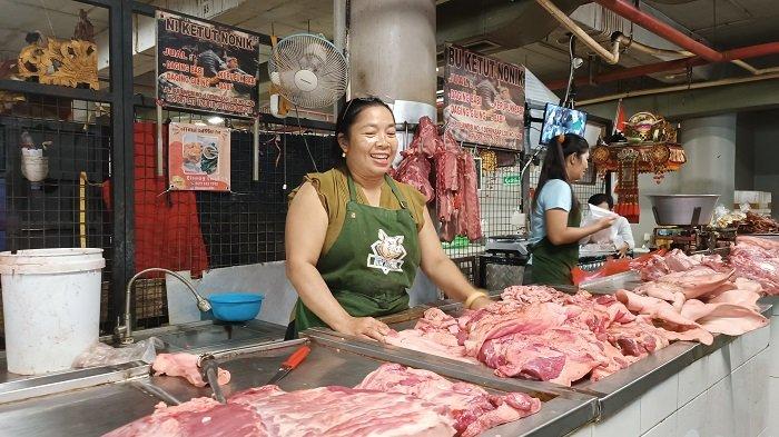 Penjualan daging babi di Pasar Badung Denpasar, Bali, Minggu 30 Juli 2023.