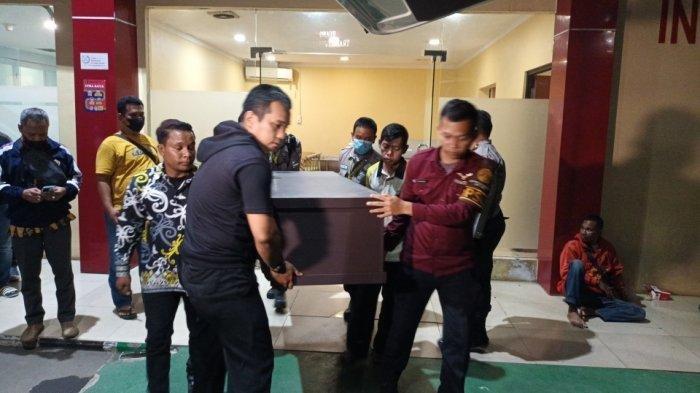 Proses penyerahan jenazah mahasiswa Universitas Indonesia (UI) Muhammad Naufal Zidan alias MNZ (19) di RS Polri Kramat Jati, Jakarta Timur, Jumat (4/8/2023). MNZ tewas usai jadi korban pembunuhan senior kampusnya di indekos di Jalan Palakali Kelurahan Kukusan, Beji, Kota Depok, Jumat (4//8/2023) pagi.