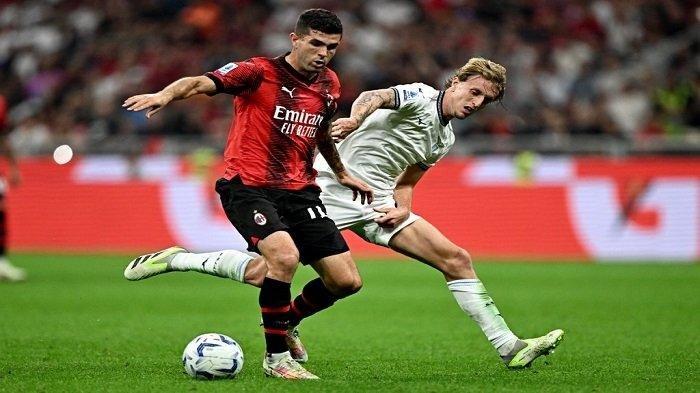 Penyerang AC Milan Amerika #11 Christian Pulisic bersaing dengan gelandang Italia Italia #65 Nicolo Rovella selama pertandingan sepak bola Serie A Italia antara AC Milan dan Lazio di Stadion San Siro di Milan pada 30 September 2023. GABRIEL BOUYS / AFP