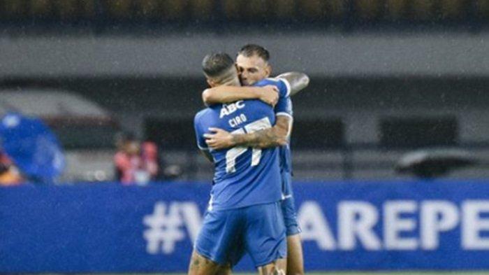 Penyerang Ciro Alves melakukan selebrasi bersama Tyronne del Pino usai cetak gol bagi Persib ke gawang Borneo FC, di Stadion GBLA, Jumat, 22 November 2024. Hasil dan Klasemen Liga 1 2024/2025: Persib Tumbangkan Borneo, Persebaya Menang Comeback vs Persija