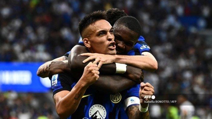 Penyerang Inter Milan asal Argentina #10 Lautaro Martinez melakukan selebrasi setelah mencetak gol pada pertandingan sepak bola Serie A Italia antara Inter Milan dan Fiorentina di stadion San Siro di Milan pada 3 September 2023. Isabella BONOTTO /AFP