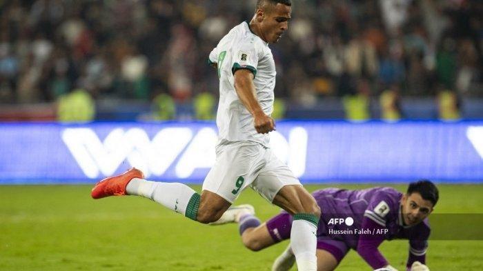 Penyerang Irak #09 Ali al-Hamadi menembak untuk mencetak gol kelima timnya selama pertandingan sepak bola kualifikasi AFC Piala Dunia FIFA 2026 antara Irak dan Indonesia di Stadion Internasional Basra pada 16 November 2023. HUSSEIN FALEH / AFP